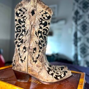 Corral woman’s boots size 8.5 (ideal for size 8)